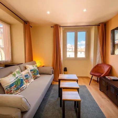 06a2 - Heart Of Old Beautiful Renovated Apartment *